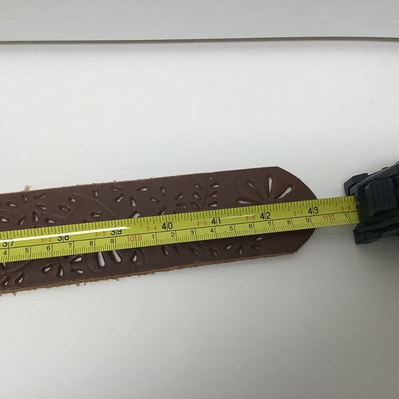 Vintage Coldwater Creek Leather floral round circle brass 4in buckle Large - Picture 4 of 5